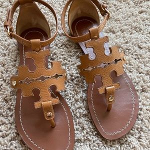Authentic Tory a birch Sandals. Cognac color size 7 great condition.